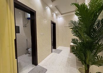 شاليه بمسطح اخضر ومسبح ألعاب مائية