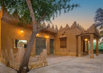 استراحة بمسبح خارجي ومجالس واسعة
