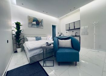 استديو باثاث مريح وبسيط 
