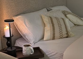 استديو بأثاث مريح وبسيط 