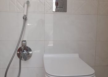 شاليه بجلسة خارجية ومسطح اخضر