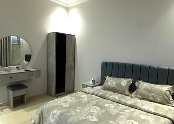 استديو بأثاث مريح وبسيط 