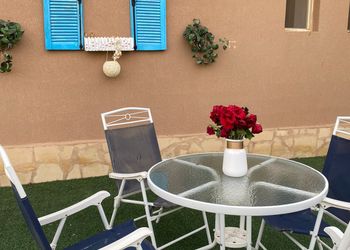 استراحة بصالة مطلة على الخارج 