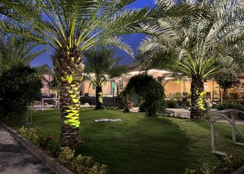 شاليه بمسبح خارجي ومسطحات خضراء