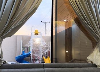 شاليه بمجلس مطل على العاب مائية