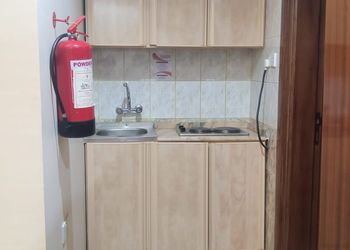 استديو بأثاث مريح وبسيط 