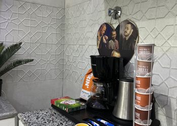 شاليه بجلسة مطلة على مسبح