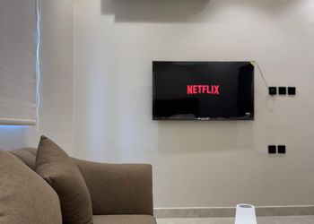 استديو بأثاث مريح وبسيط 