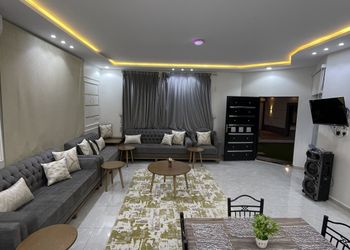 شاليه بمسطح اخضر وجلسة خارجية 