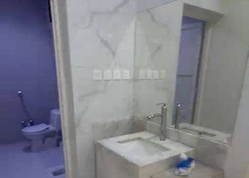 شقة بصالة جلوس وثلاث غرف نوم 