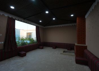 شاليه بجلسة خارجية ومسطح اخضر