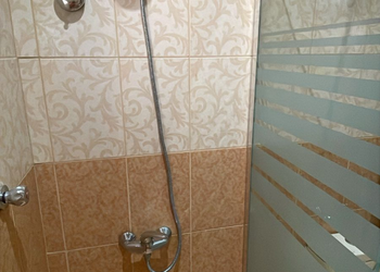 استديو بسرير ماستر وأثاث مريح 