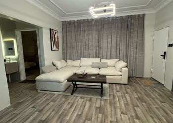 استديو بسرير ماستر وجلسة مريحة 