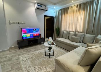 شقة بثلاث غرف نوم وصالة