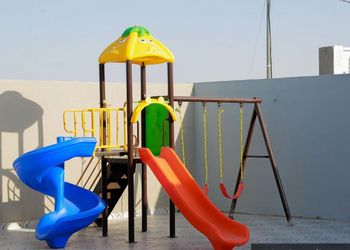 شاليه بجلسة تطل على مسبح داخلي 