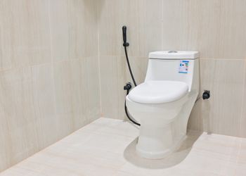 شقة بصالة أنيقة وجلسة خارجية
