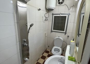 شقة بصالة وثلاث غرف نوم