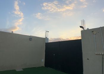 استراحة بمجلس وفناء خارجي 