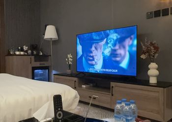 استديو بأثاث مريح وبسيط 