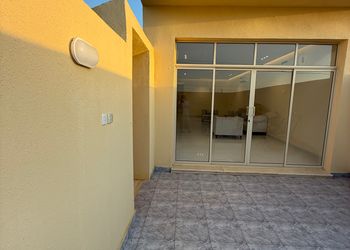 شقة بصالة مريحة وثلاث غرف نوم 