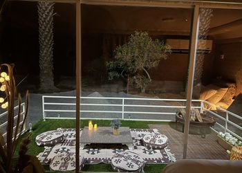 كرفان داخل مزرعة بجلسة خارجية