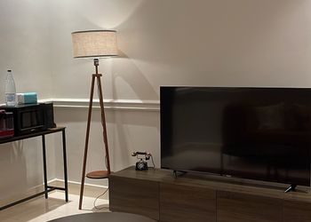 استديو بأثاث مريح وبسيط 