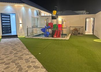 شاليه بألعاب مائية ومسطح اخضر