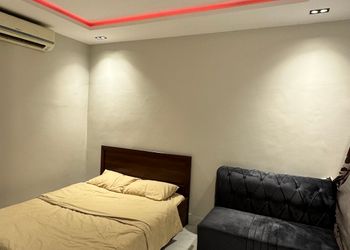 شاليه بمسطح اخضر وجلسة خارجية 