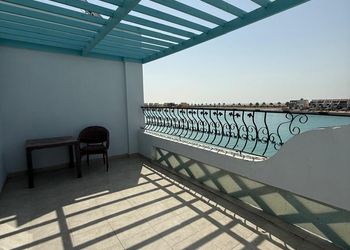 شقة بصالة مطلة على البحر 