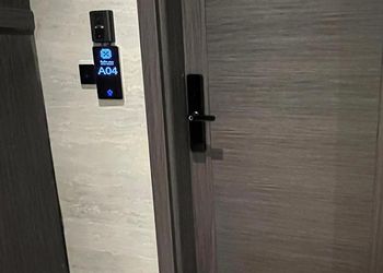 شقة بصالة أنيقة ودخول ذاتي