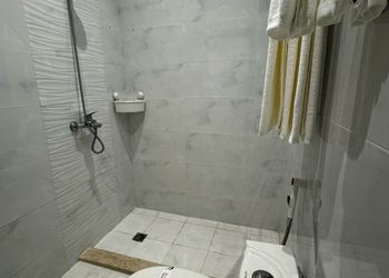 شقة بدخول ذاتي وصالة أنيقة 