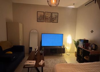 استديو بسرير ماستر وجلسة مريحة 
