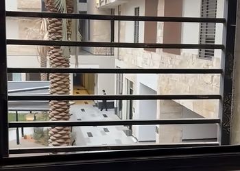 شقة أنيقة بصالة وغرف نوم