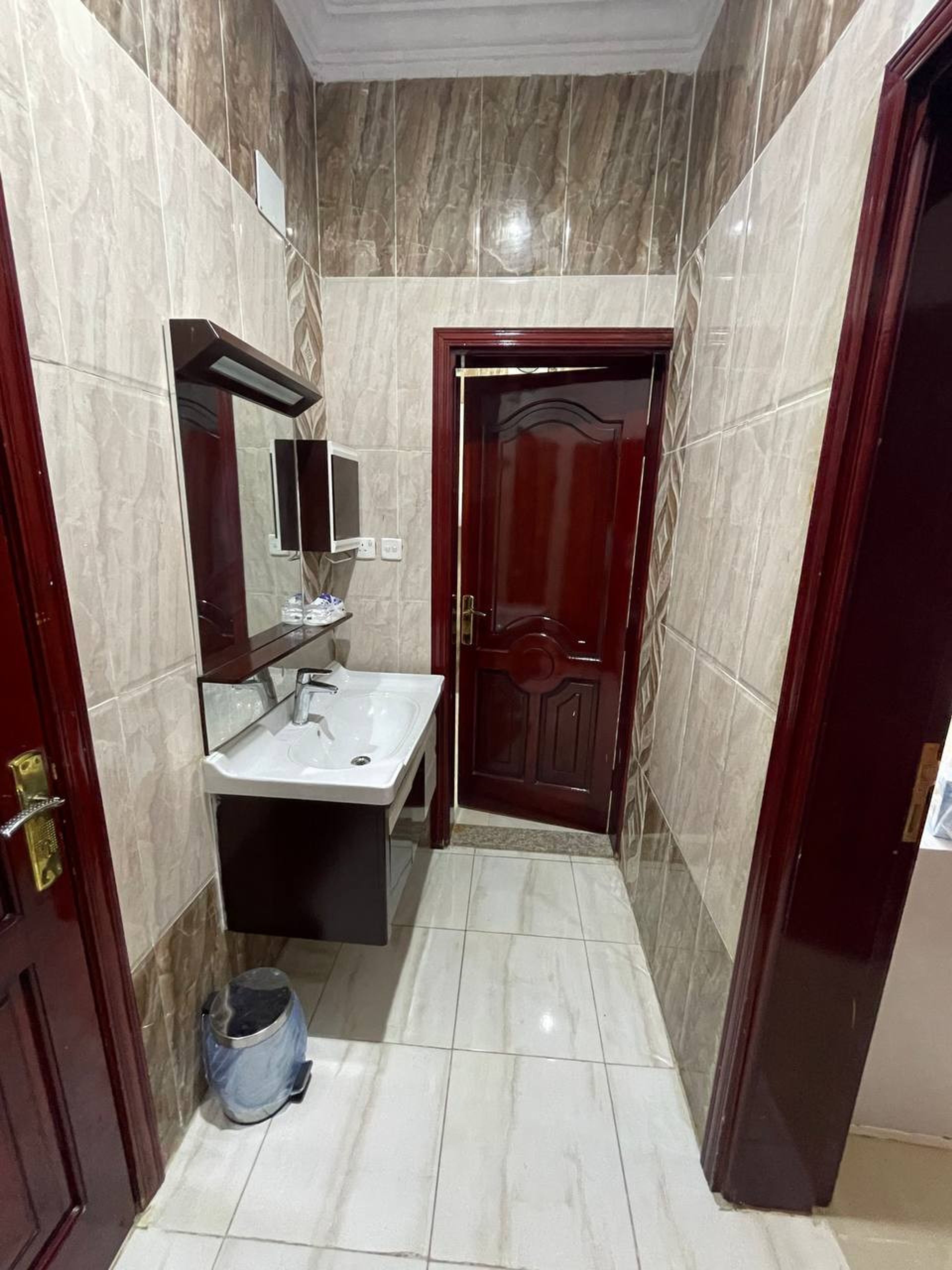 https://img.gathern.co/1400x0/1/-kpMoTT_tju3MReHcaO20qBuv5YuWd3J.jpg