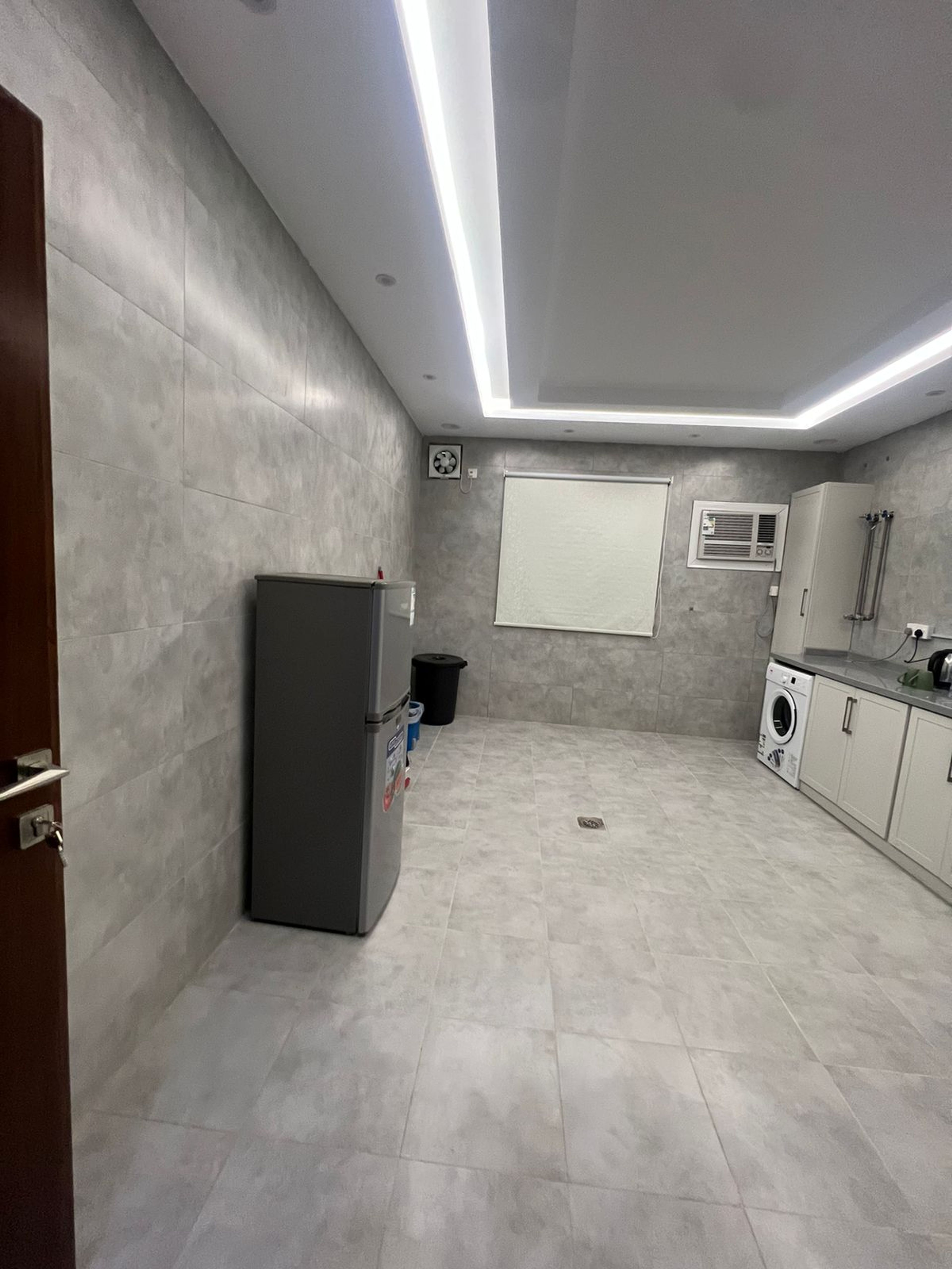 https://img.gathern.co/1400x0/1/0dHRC_iO5_WC18-KYSHoeh_zc93aC9VV.jpeg