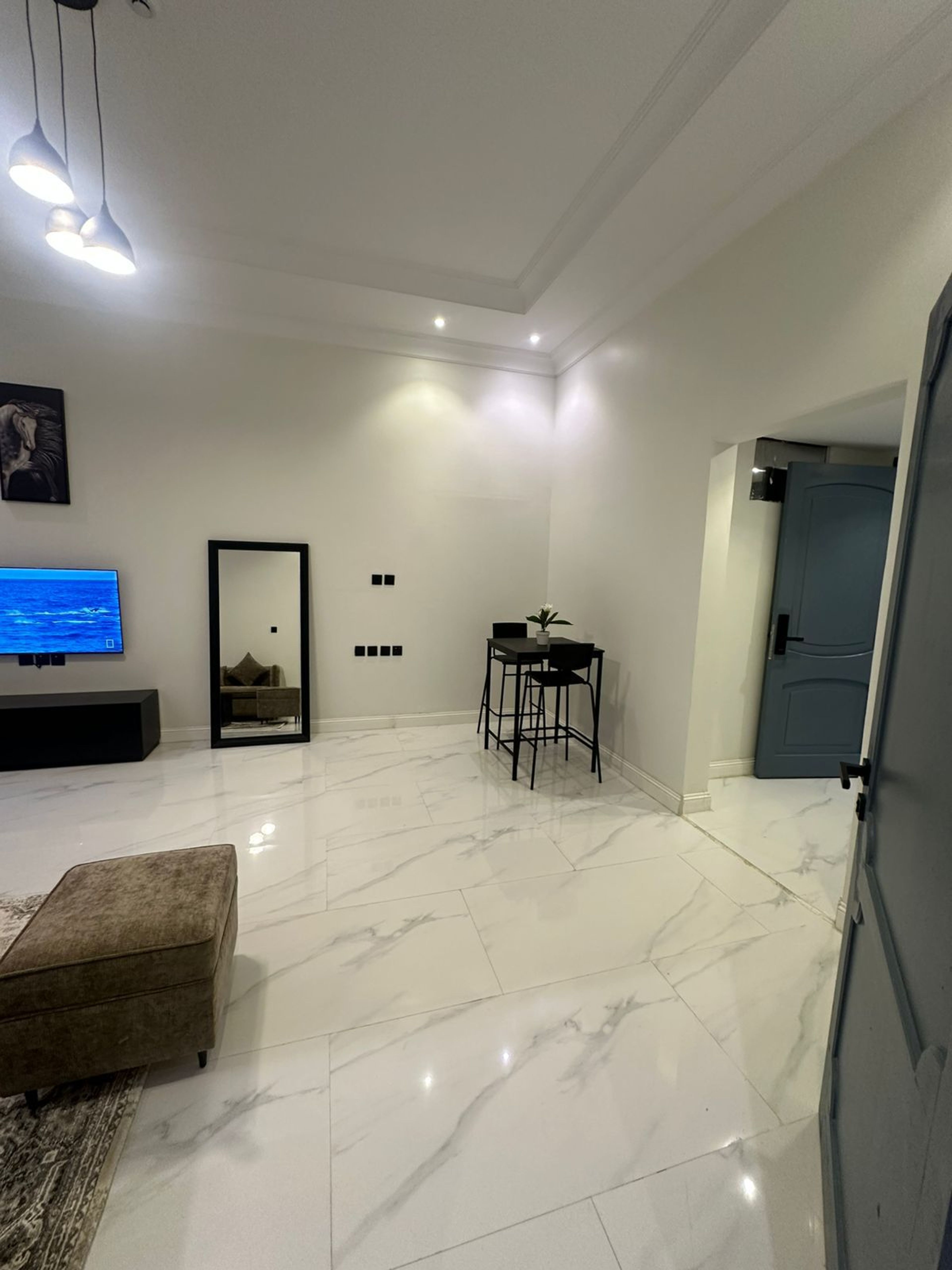 https://img.gathern.co/1400x0/1/0fWQ40K7T7tLjC-b30ilir6qax12WlbD.jpg