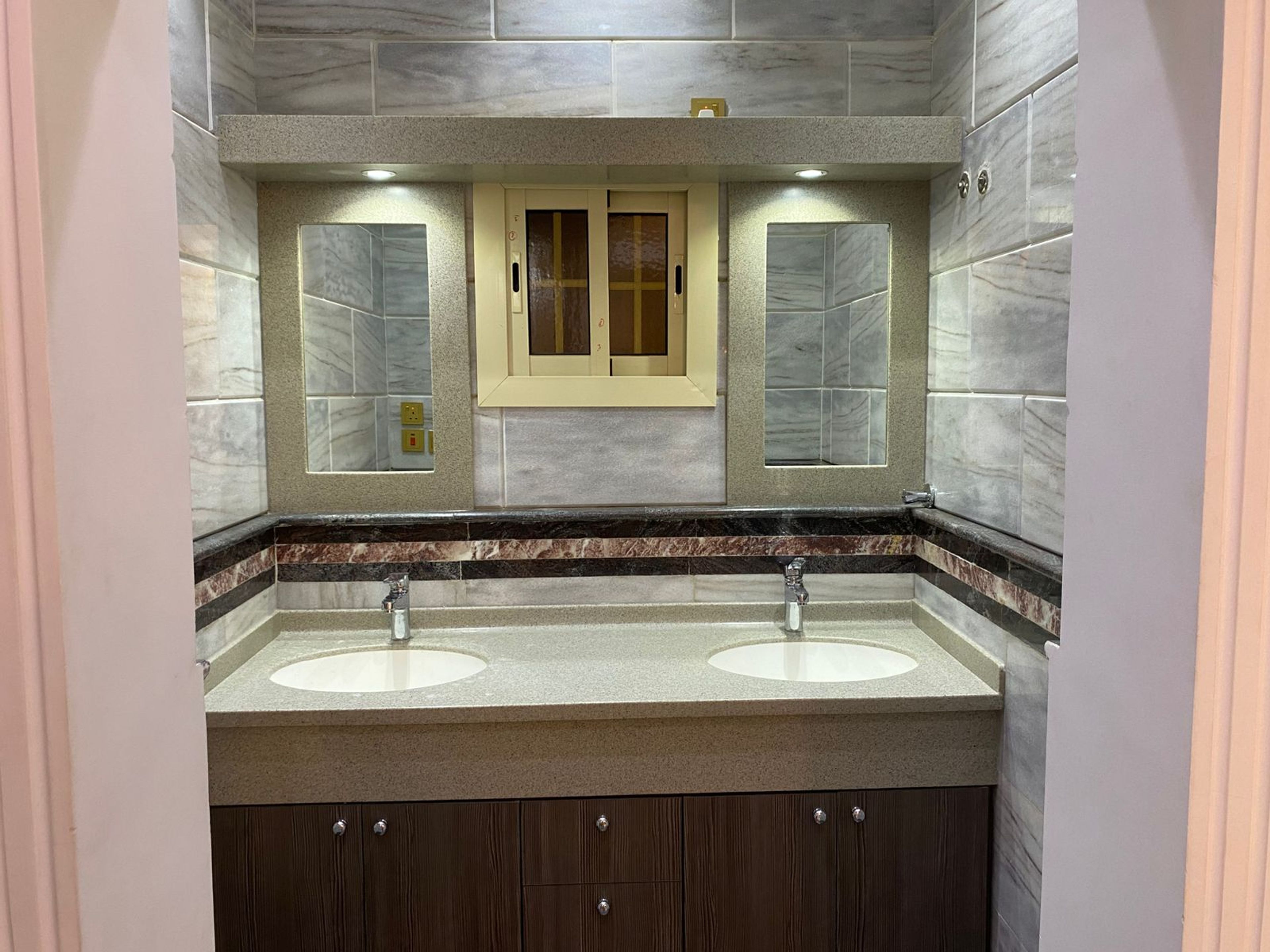 https://img.gathern.co/1400x0/1/0j8MzUoA7z_Y2CsEZ0NUEaA33hnFdqbb.jpeg
