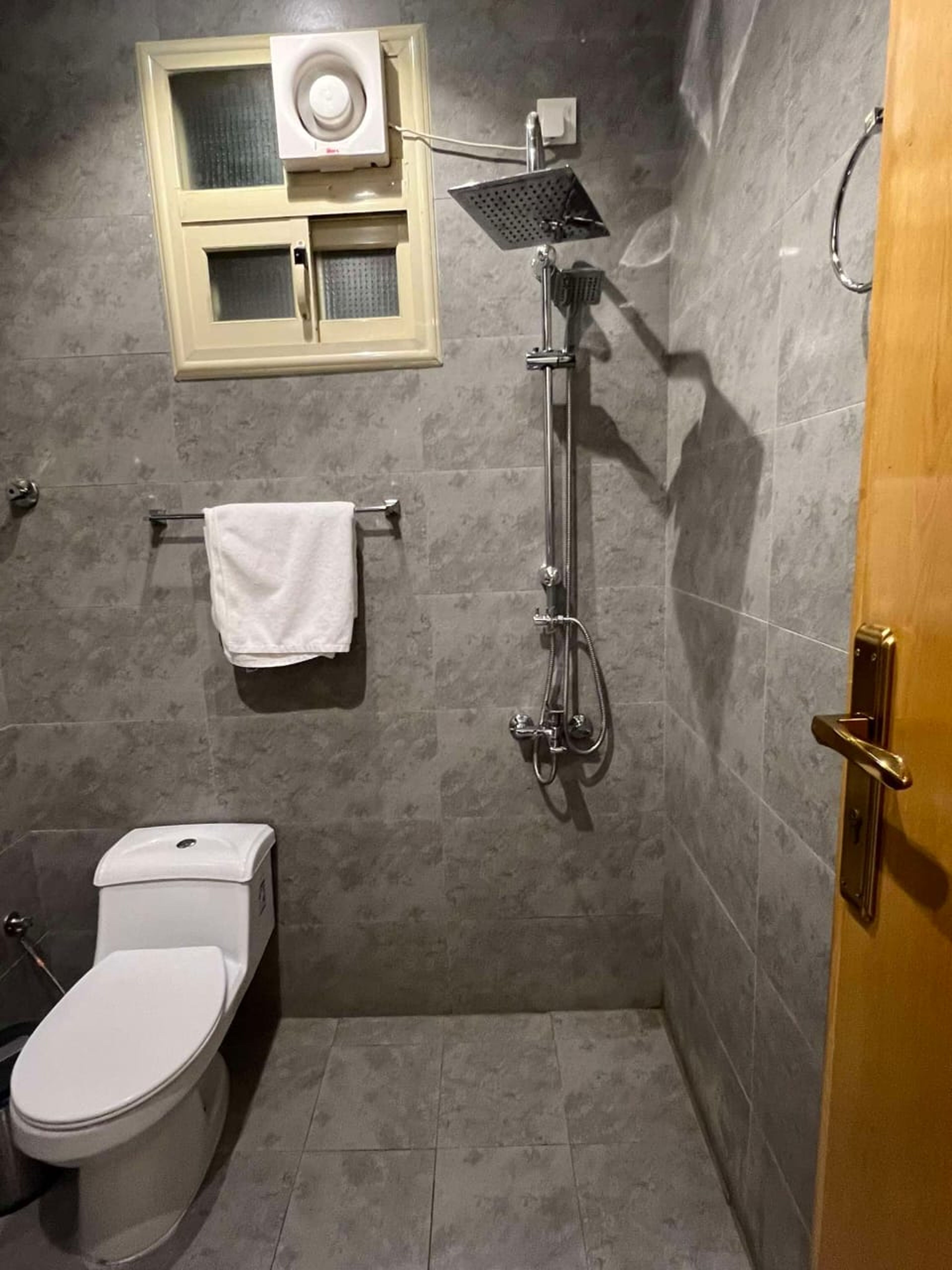 https://img.gathern.co/1400x0/1/0nyKWLqB1NvNEFBEf6K1V8PEUo8fuSi4.jpg