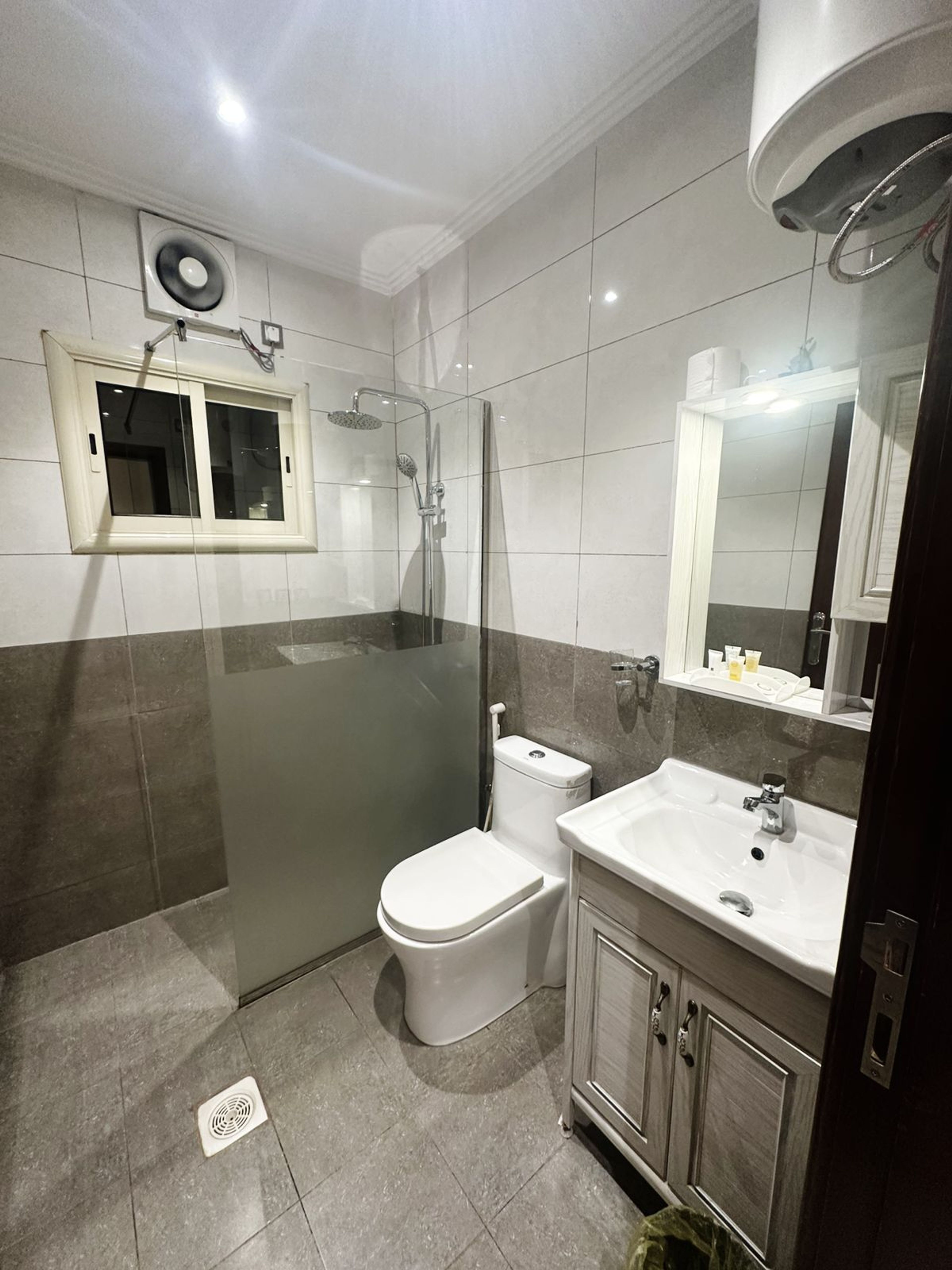 https://img.gathern.co/1400x0/1/0qPJlgHsmBfNyWQ0vjzBrG_mVehEtCNu.jpeg