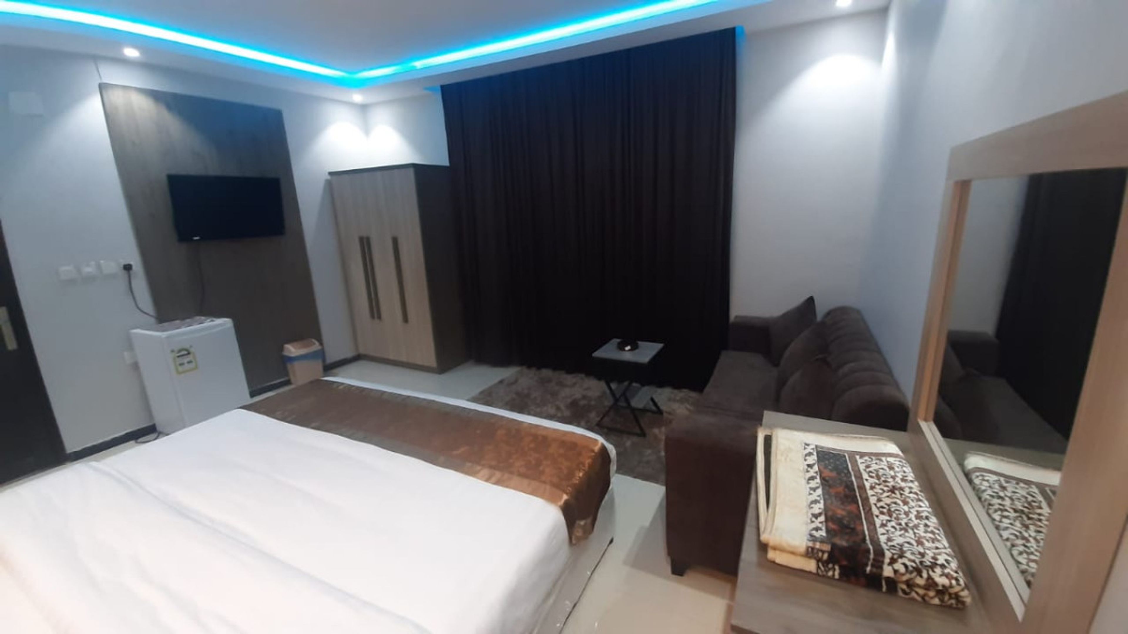 https://img.gathern.co/1400x0/1/0rBcT9ugOufOoaS1RedML7A7jr_YqEhr.jpeg