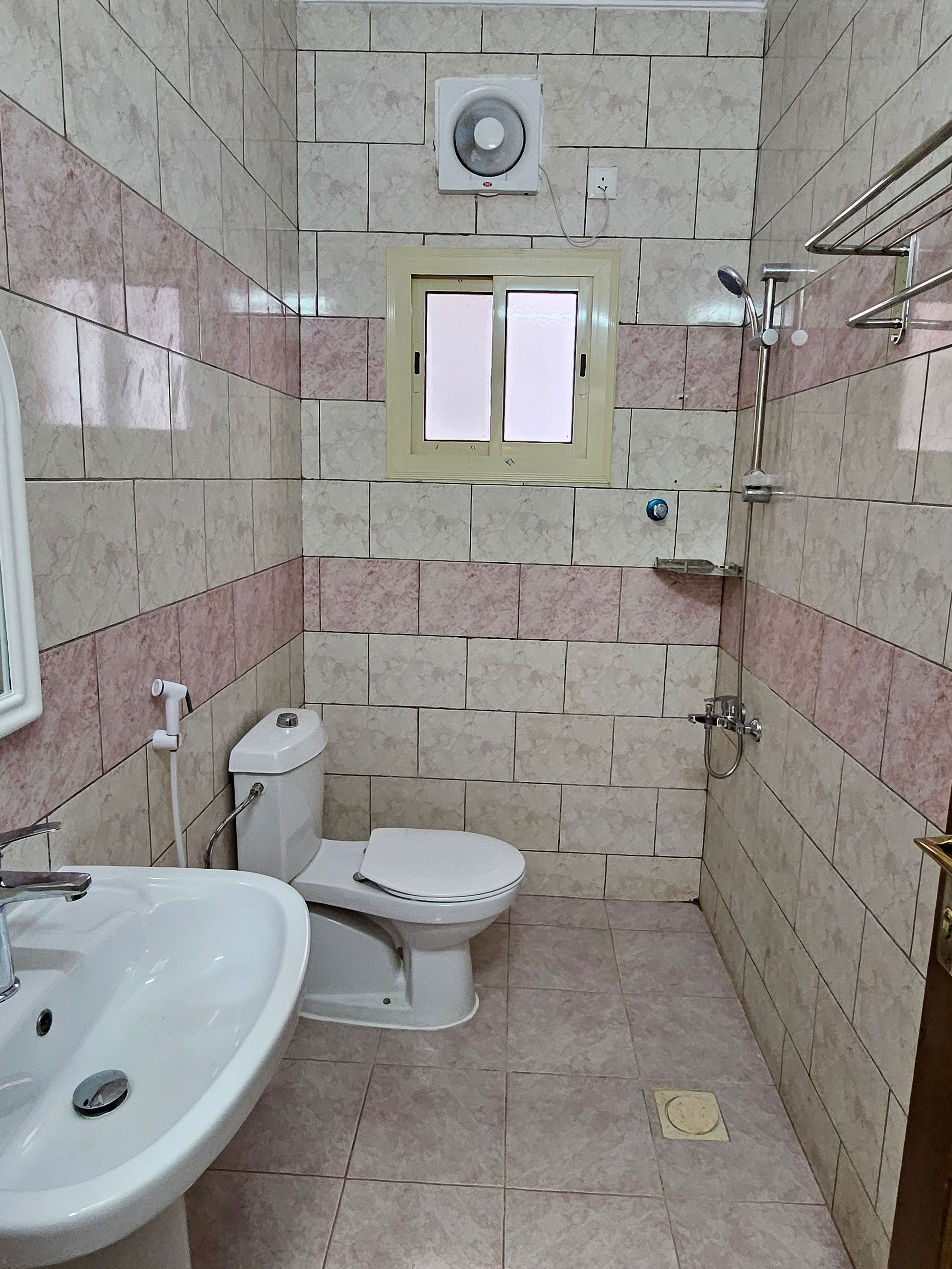 https://img.gathern.co/1400x0/1/1746267562_e9frkaZHyqlVIYroKEpLKXifo6C7495y.jpg