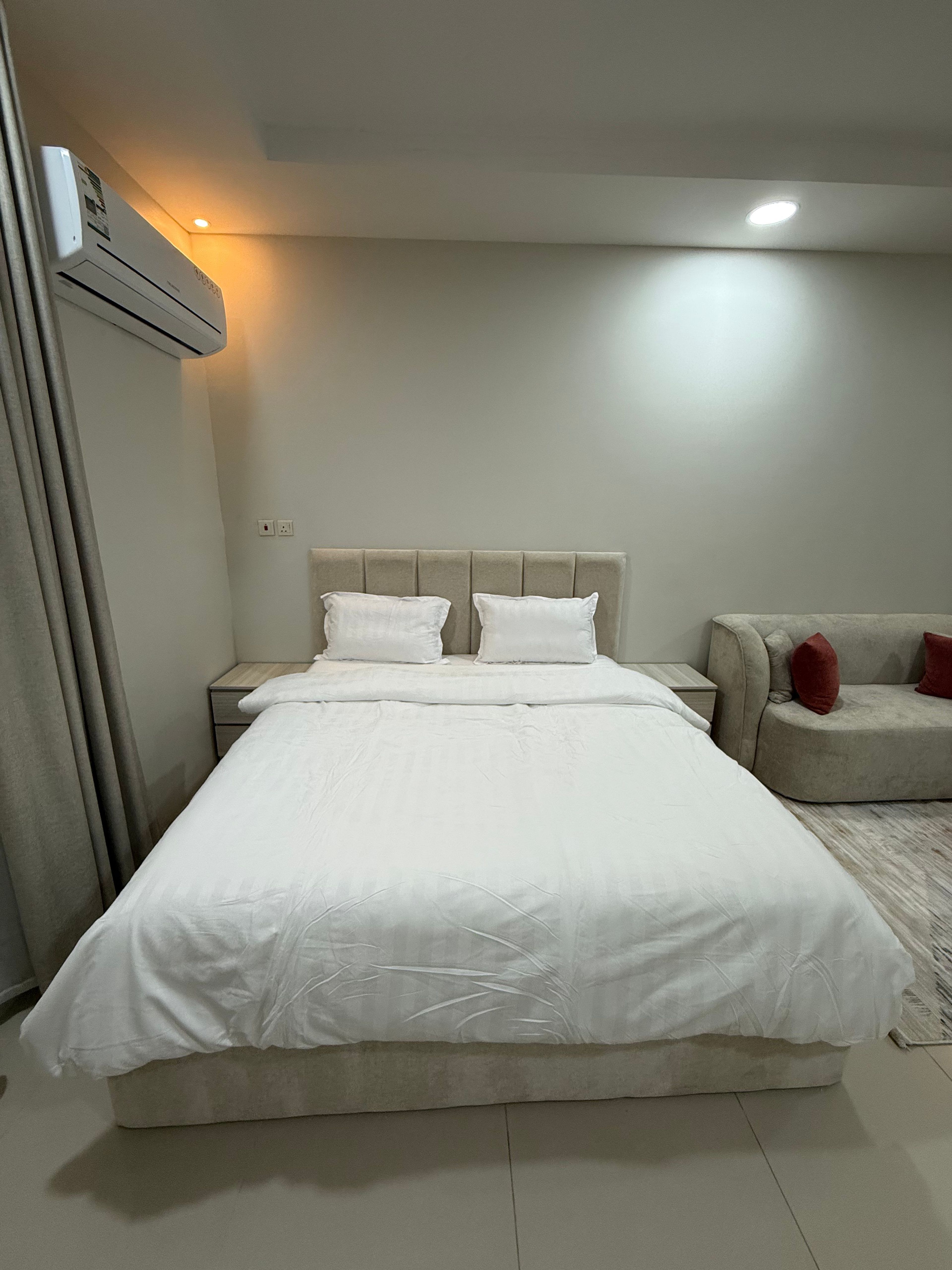 https://img.gathern.co/1400x0/1/1763229680_pZZOpj8xHiFXD3tU-q-HqejcWF5Ehhy-.jpg