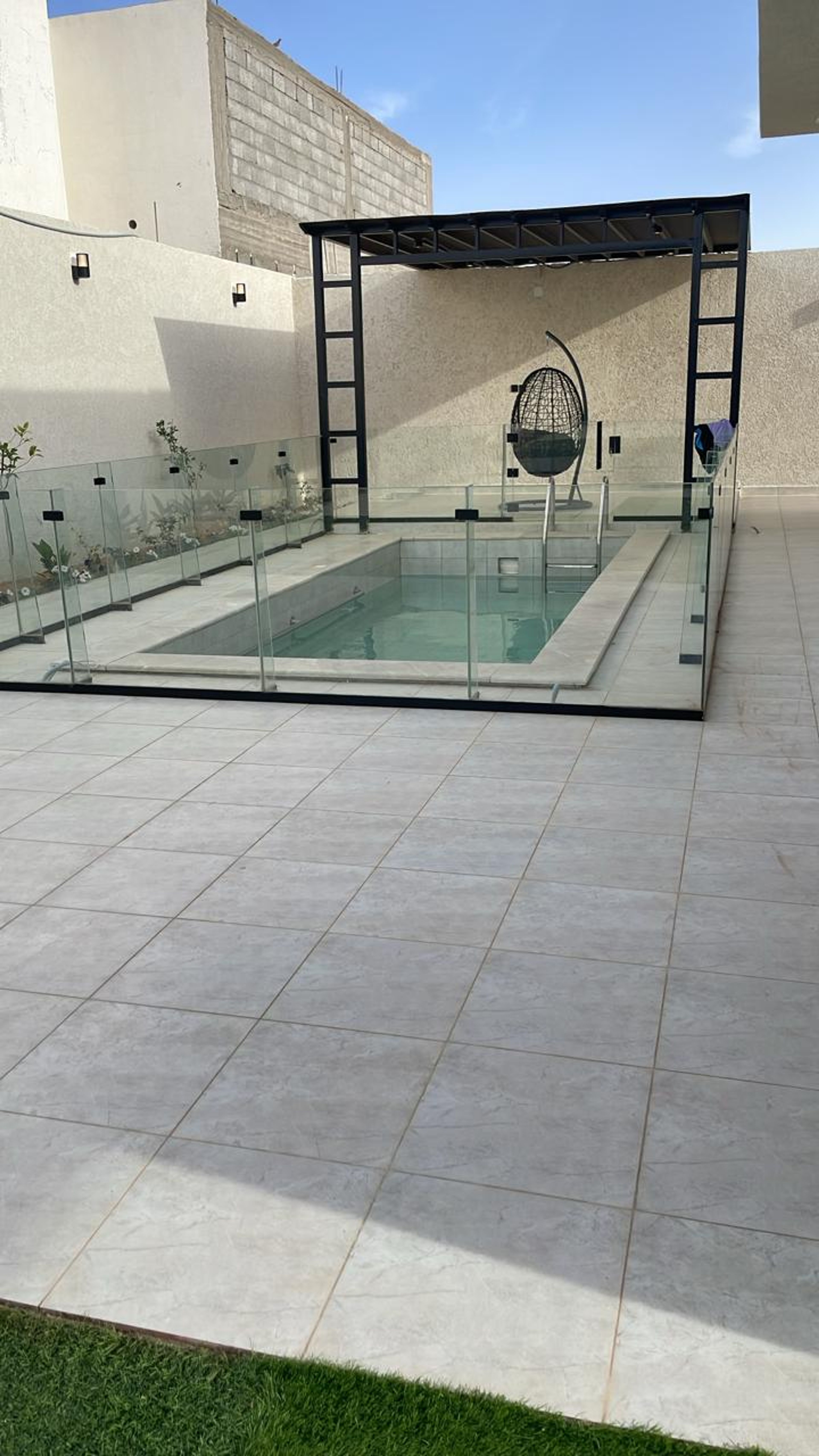 https://img.gathern.co/1400x0/1/1gs5UbixrSsRGuHhebSFD4D_HODznnLL.jpeg