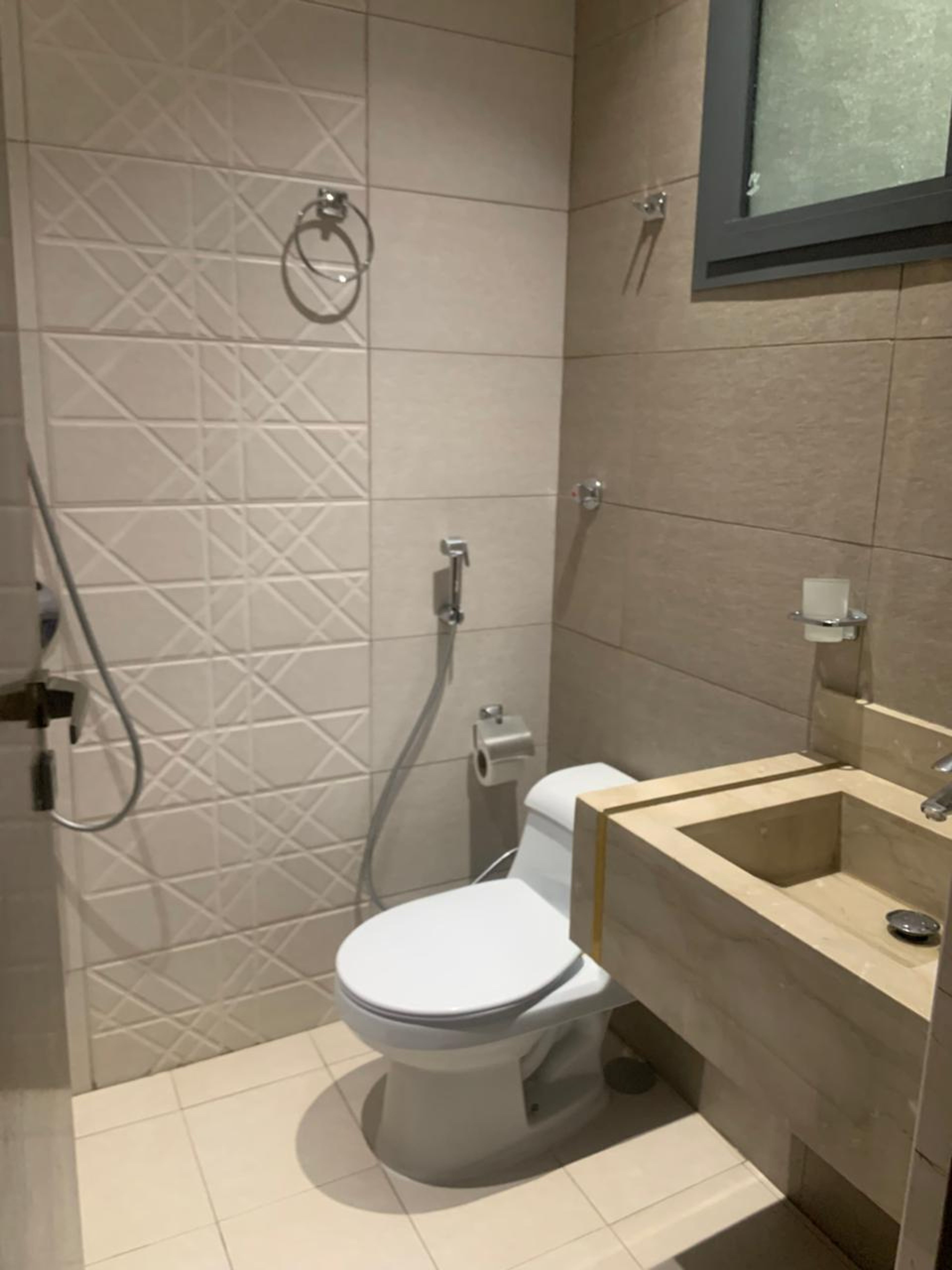 https://img.gathern.co/1400x0/1/2Fk1iX2pSTokHfN_L3QtFN-gBp8BRlKv.jpg