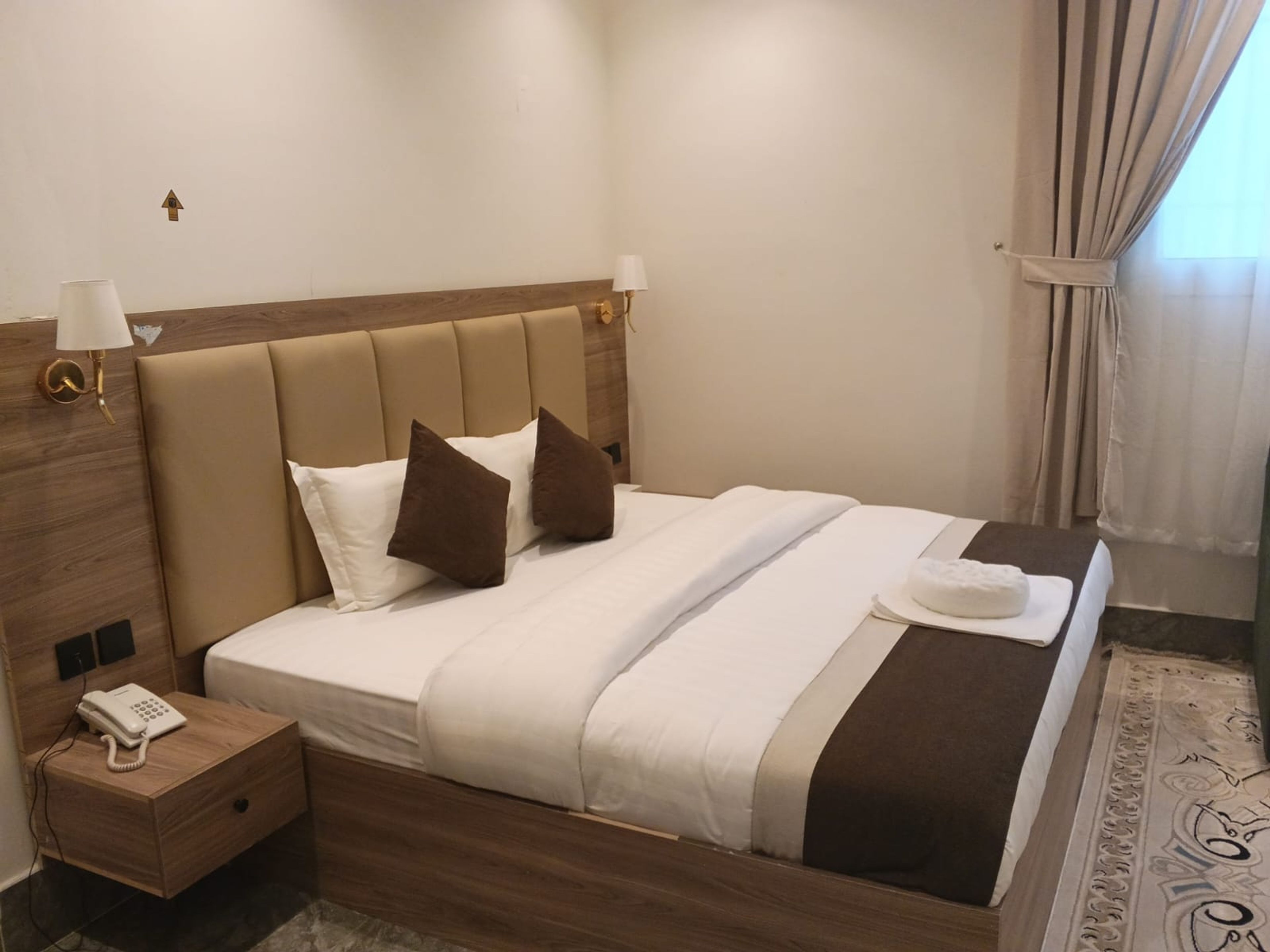 https://img.gathern.co/1400x0/1/2HG7NRZRWidv206n5V4icV4QTfM-uMqI.jpeg