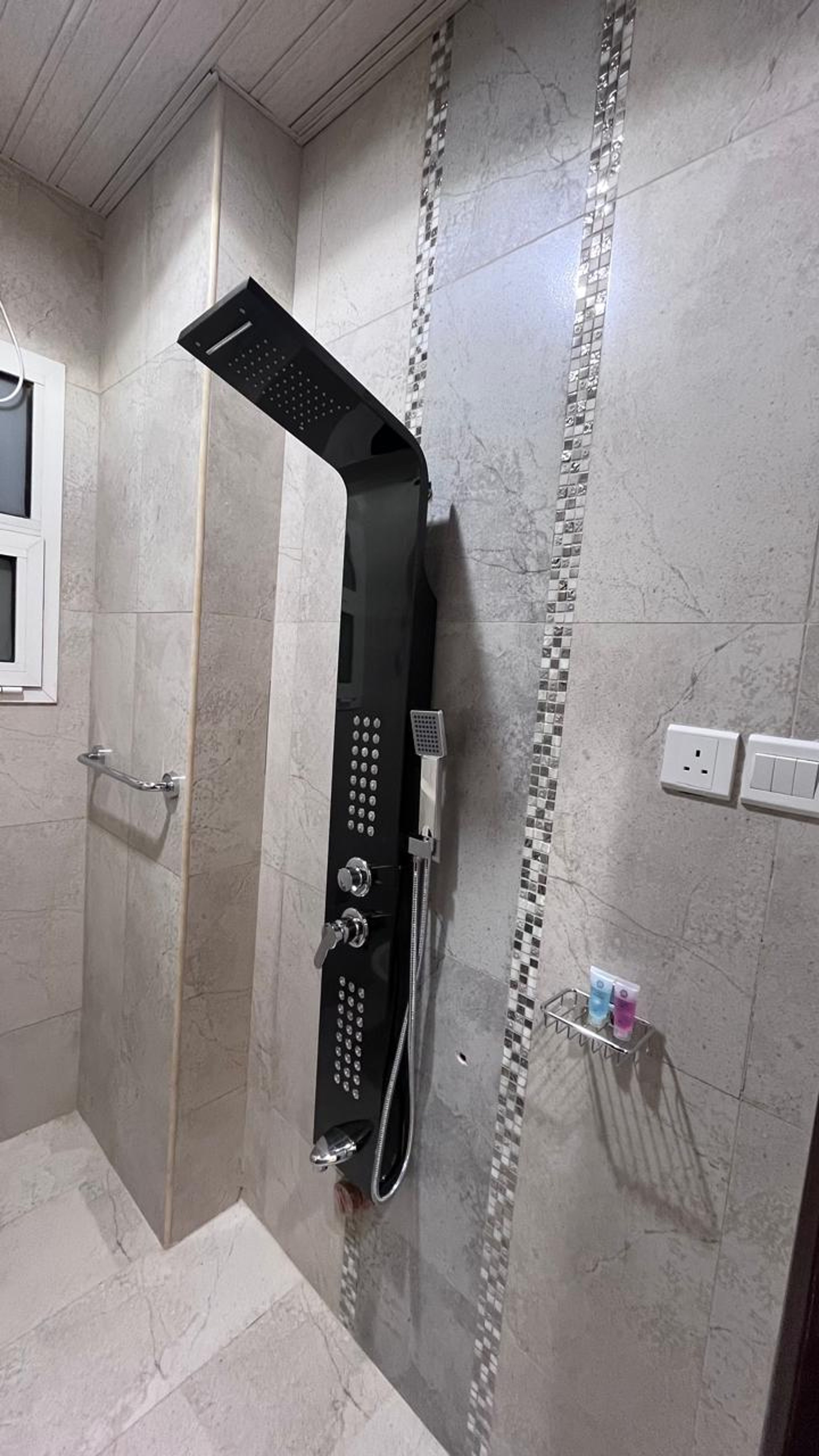 https://img.gathern.co/1400x0/1/2IAeZT2DTXVFBArsP5V06mTH-s3dq70w.jpeg
