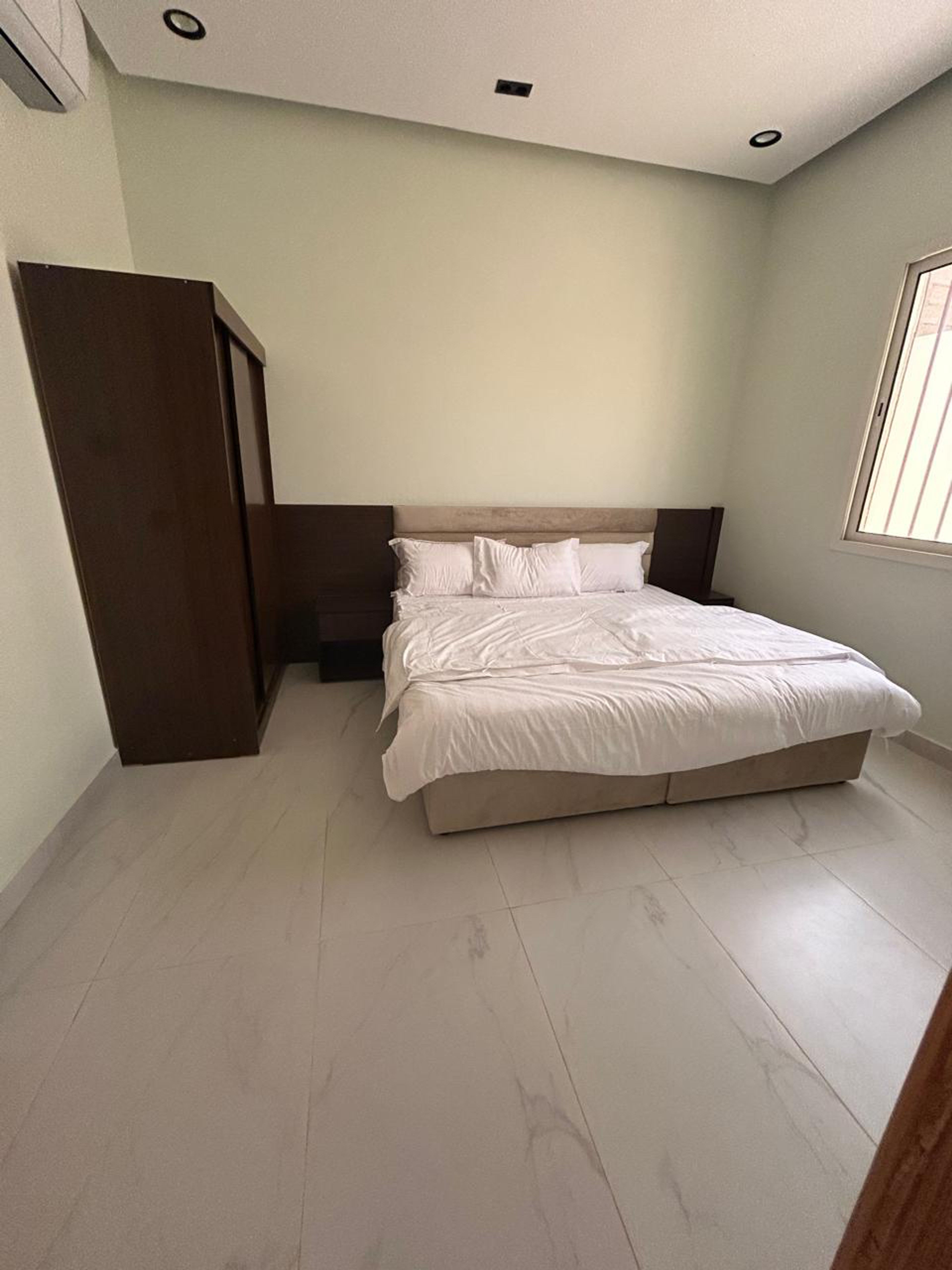 https://img.gathern.co/1400x0/1/2koujX4UOyv5Z6p8r_JbgOBei23a8fhY.jpg