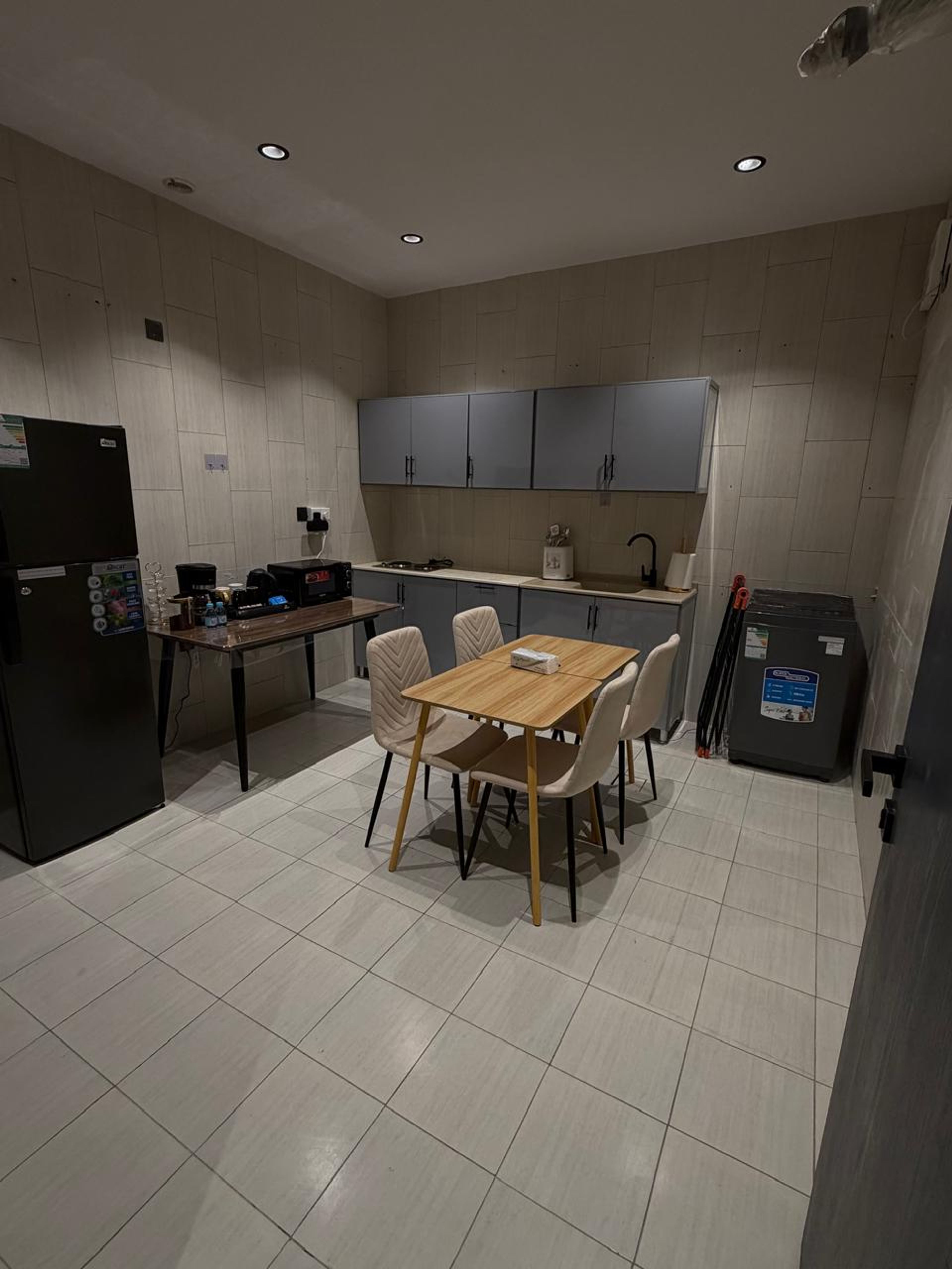 https://img.gathern.co/1400x0/1/39cHAtuI-z_GZXC4Yexy1b0qEWGJltdg.jpeg