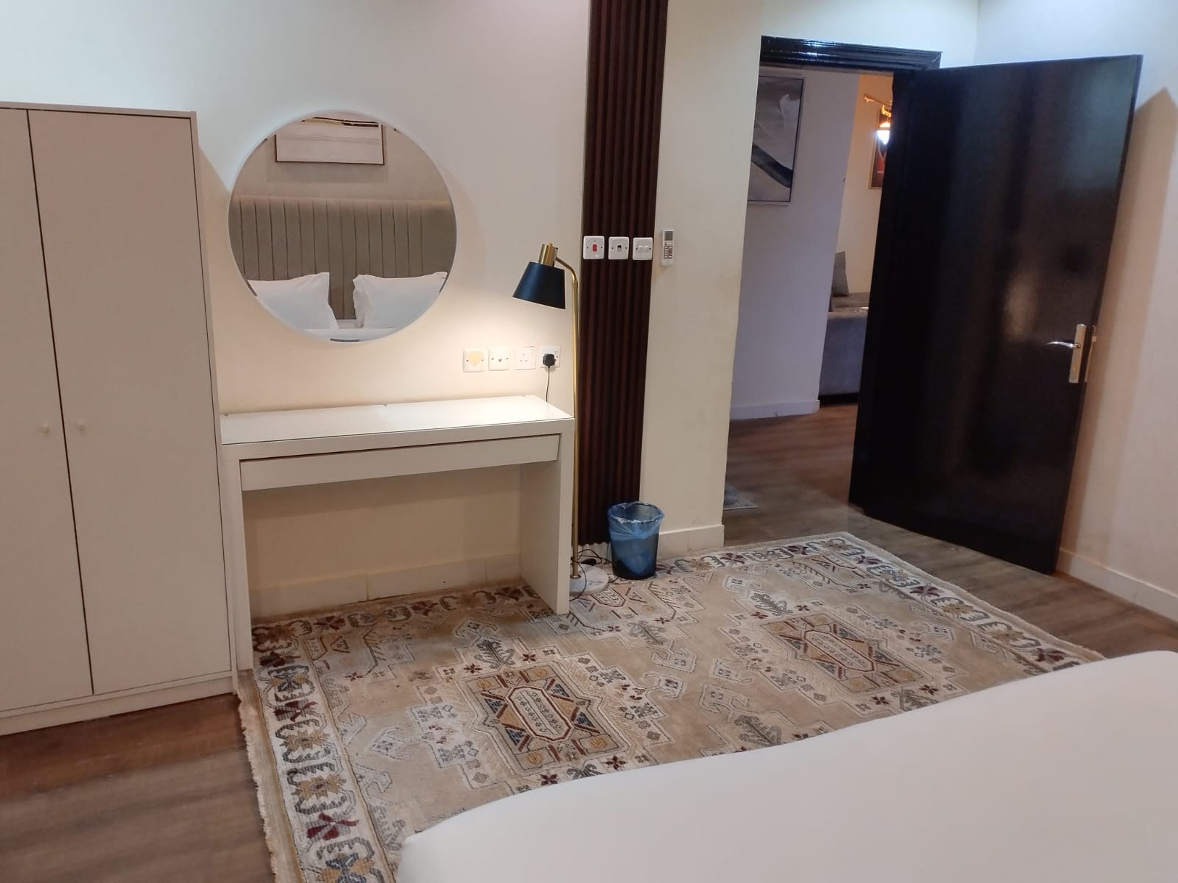https://img.gathern.co/1400x0/1/3MMQ1yGkGUeQKITx_sh3G5xMey-4_BeD.jpg