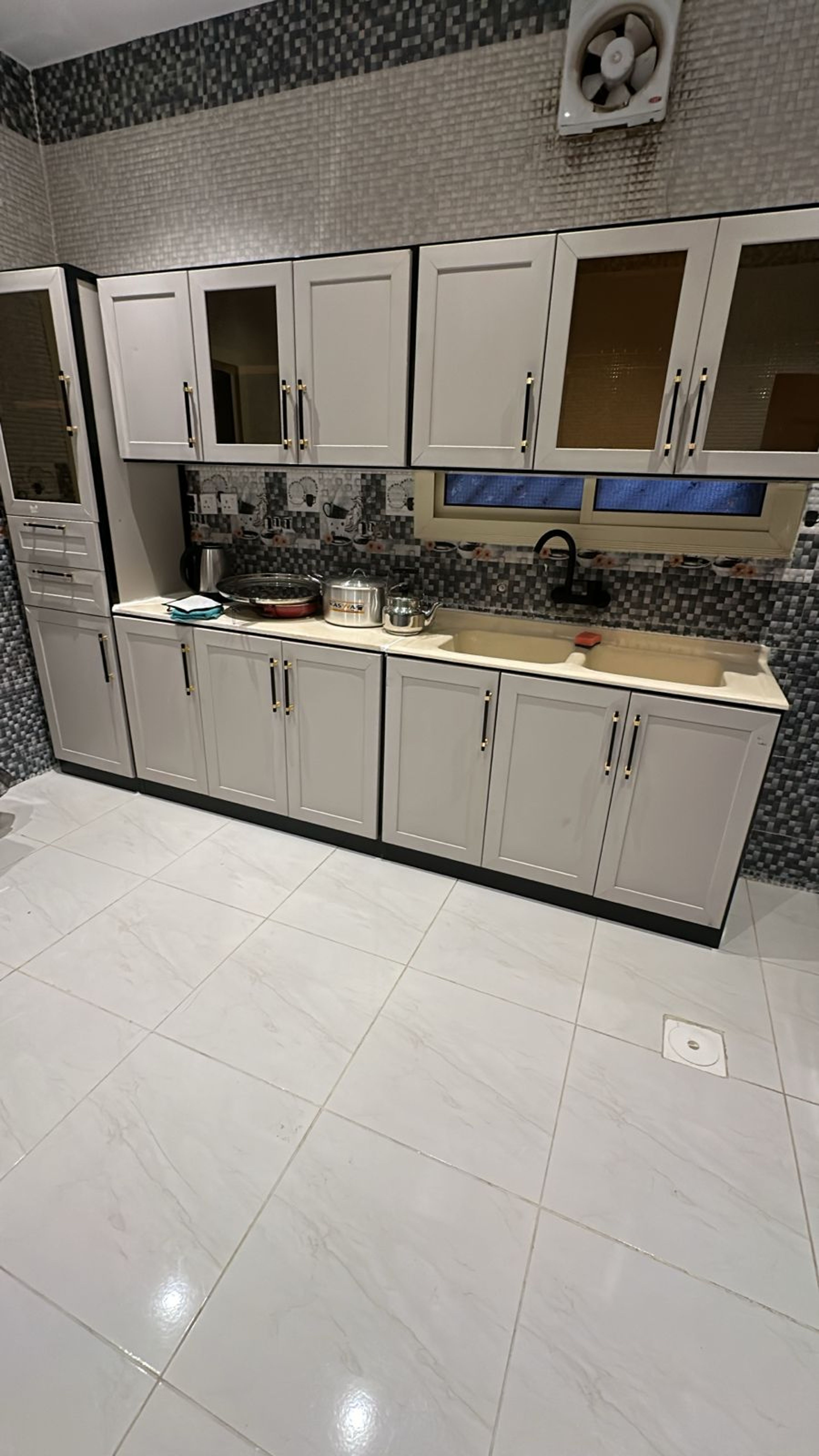 https://img.gathern.co/1400x0/1/3f7idp8FU3H3H9xkn5E0rpxRYlbKbTSk.jpeg